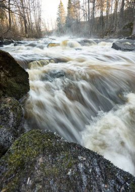 Dikey yüksek açıyla kayalardan süzülen suyun uzun pozlama görüntüsü