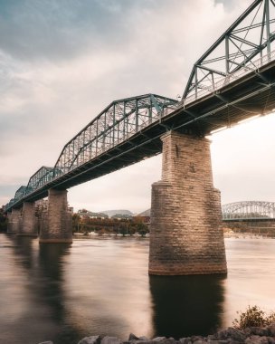 Chattanooga, Tennessee, ABD 'de Walnut Street Köprüsü' nün bulutlu gökyüzü altında dikey çekimi