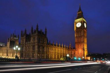 Gece vakti ünlü Big Ben kulesine bakan yolda uzun süre araba ışıkları görüldü.