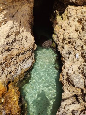 Malta, Comino Adası 'ndaki mavi bir gölün dikey görüntüsü..