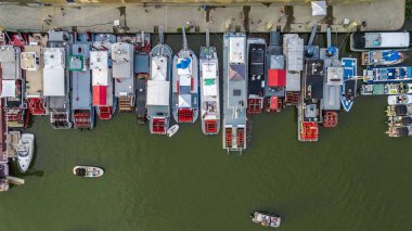 Charleston 'daki Haddad nehir kenarı parkı boyunca yanaşan birkaç tekerden oluşan bir anten.