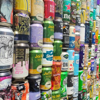 Farklı marka ve renkte boş bira kutularından oluşan büyük bir koleksiyon.