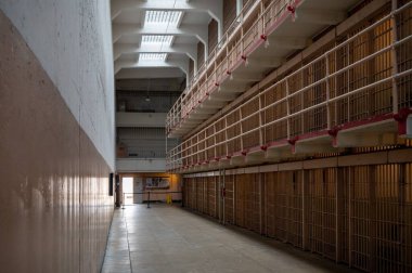 Amerika Birleşik Devletleri San Francisco 'da Alcatraz hapishane hücresinde bir koridor.