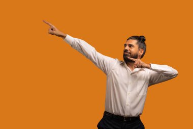 Hispanik bir adamın turuncu bir arkaplan önünde duygularını gösterdiği güzel bir fotoğraf.