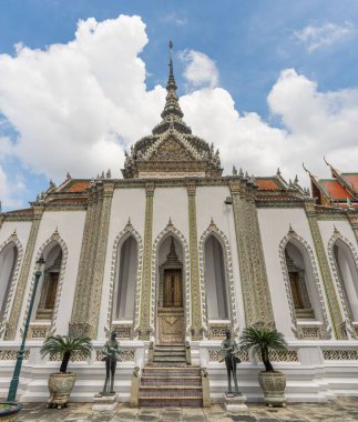 Bangkok, Tayland 'da Phra Wiharn Yod' un Budist Tapınağı 'nın dışı bulutlu gökyüzü altında.