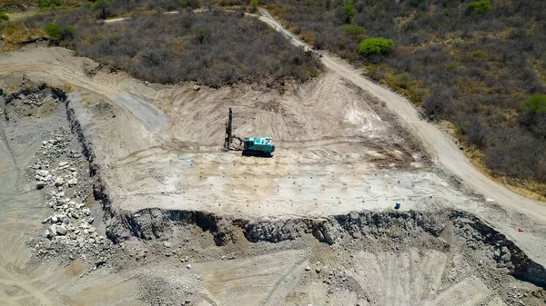 セメント採石場に爆発物を置くための青い機械の空中ショット — ストック写真