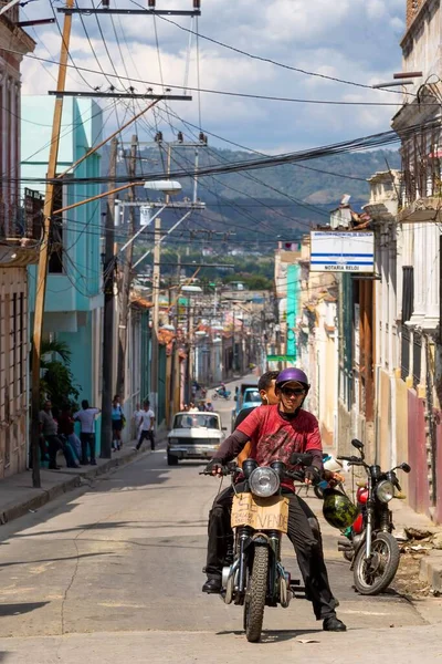 Vertikal Bild Bilar Som Kör Gatan Kuba — Stockfoto