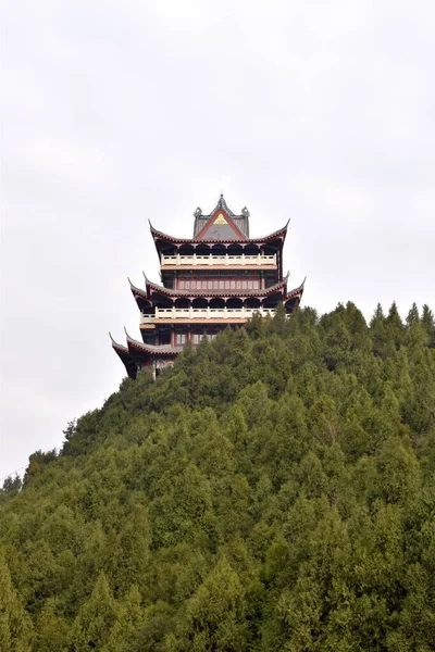 Templos Chineses Topo Uma Montanha Com Vista Para Floresta — Fotografia de Stock