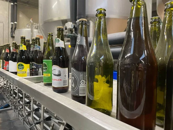 Una Máquina Llenadora Botellas Vidrio Cerveza Muchas Botellas Una Línea — Foto de Stock