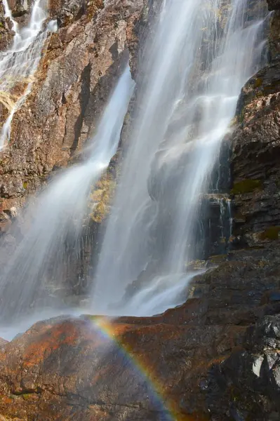Colpo Verticale Una Grande Cascata Con Arcobaleno Una Montagna Rocciosa — Foto Stock
