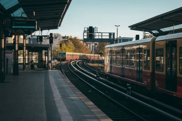 ベルリンの晴れた日にシャーロッテンブルク駅で2つの地下鉄列車の眺め — ストック写真