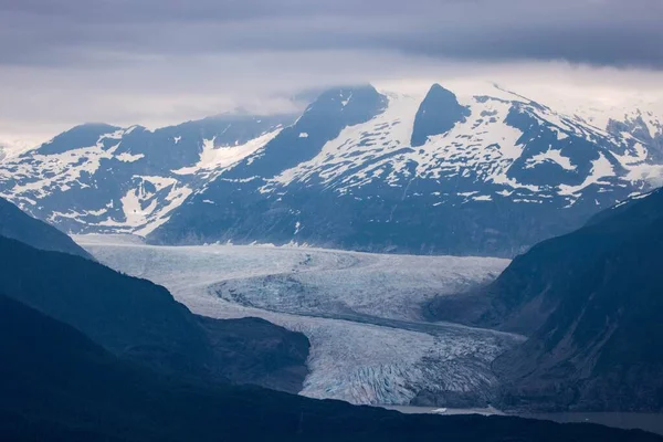 迷人的白雪蒙登霍尔冰川的风景 — 图库照片