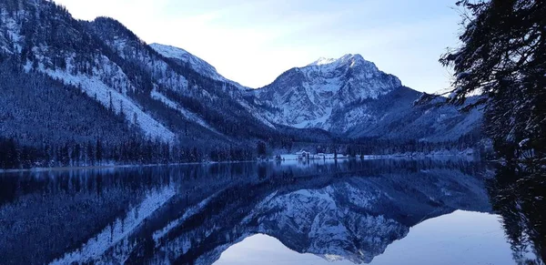 Eine Panoramische Aufnahme Von Schneebedeckten Bergen Die Sich Einem See — Stockfoto
