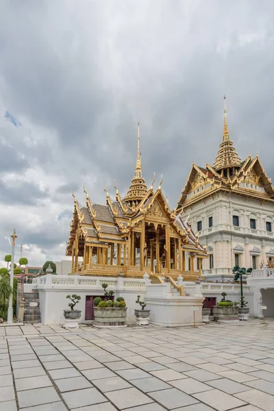 タイのバンコクの曇り空の下で王の黄金宮殿の垂直ショット — ストック写真
