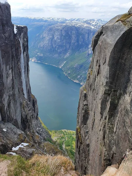 Een Verticaal Schot Van Een Rivier Omringd Door Kliffen Heuvels — Stockfoto
