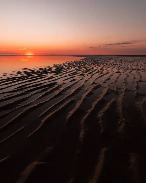 Eine Faszinierende Meereslandschaft Mit Sonnenuntergang Einem Roten Himmel — Stockfoto