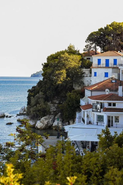 Vertikal Över Vackra Byggnader Klippa Framför Havet Grekland — Stockfoto