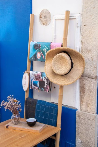Vertical Shot Magazines Wooden Stand Straw Hat Cafe Shop — Stock Photo, Image
