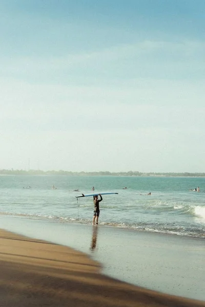 Tiro Vertical Surfista Praia Com Belo Mar Fundo — Fotografia de Stock