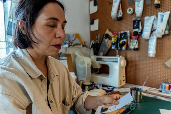 Uma Mulher Hispânica Pintando Tela Branco Sua Oficina Com Fundo — Fotografia de Stock