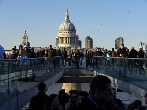 在伦敦圣保罗大教堂与泰特现代教堂之间的千禧桥上行走的人们 — 图库照片