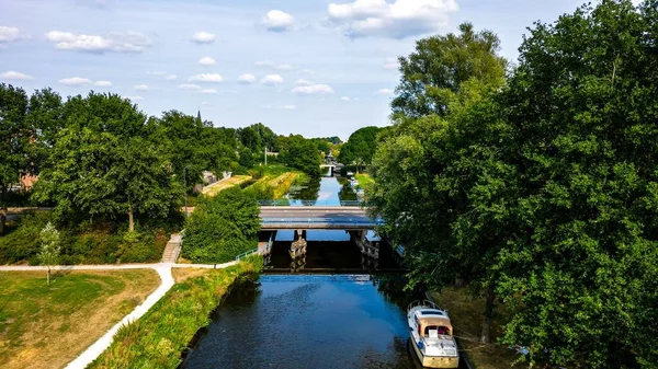 Heerenveen Kasabasında Yeşil Ağaçlarla Çevrili Küçük Bir Köprünün Havadan Çekilmiş — Stok fotoğraf