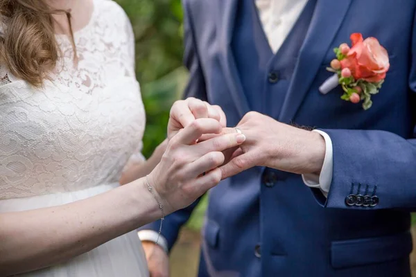 Een Bruid Doet Een Trouwring Vinger Van Bruidegom — Stockfoto