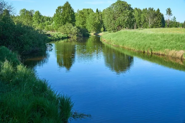 Schöne Aufnahme Eines Flusses Der Zwischen Feldern Fließt Die Von — Stockfoto
