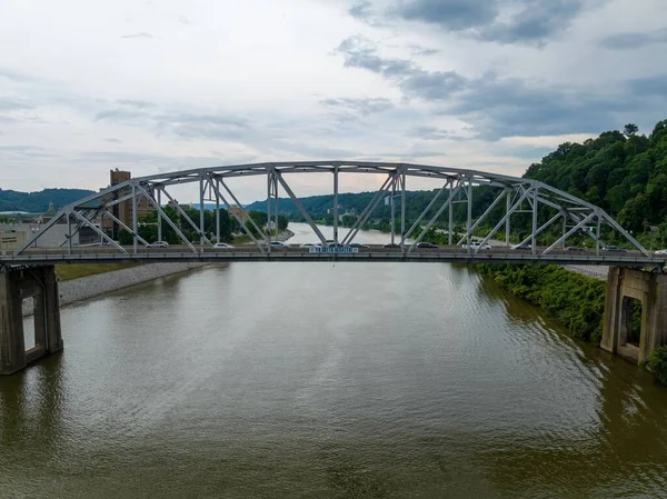 Nízký Úhel Detailní Záběr Truss Most Přes Špinavou Řeku Zamračené — Stock fotografie