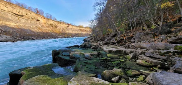 Río Niágara Con Sus Orillas Rocosas Dentro Las Cataratas Del — Foto de Stock
