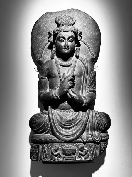 Eine Vertikale Aufnahme Einer Shakyamuni Buddha Skulptur Isoliert Auf Weißem — Stockfoto
