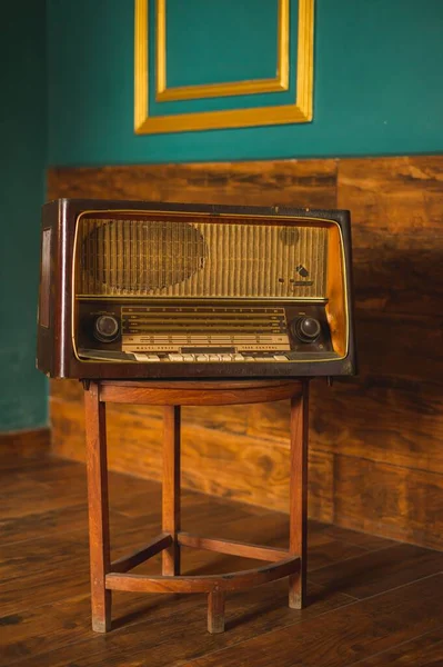 Leitor Rádio Retro Elegante Fica Uma Mesa Madeira Cozinha Elegante — Fotografia de Stock