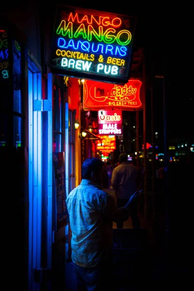Una Vista Nocturna Calle Bourbon Street Nueva Orleans — Foto de Stock