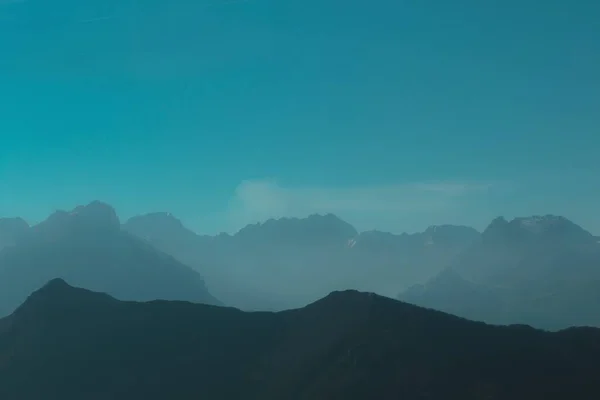 Várias Camadas Montanhas Hora Azul Dia Com Nevoeiro Algumas Nuvens — Fotografia de Stock