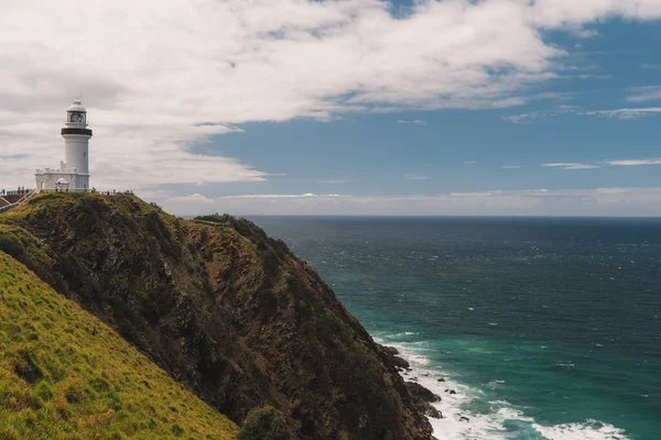 Byron Körfezi Kıyısında Beyaz Bir Deniz Feneri — Stok fotoğraf