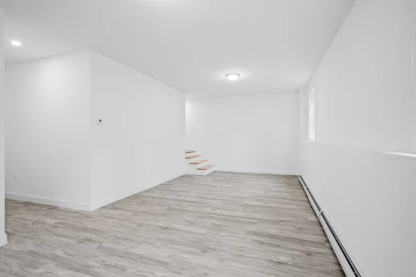Quarto Moderno Branco Sem Mobília Com Pequenas Janelas — Fotografia de Stock