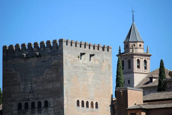 Wieża Pałacu Alhambra Tle Błękitnego Nieba Granada Hiszpania — Zdjęcie stockowe
