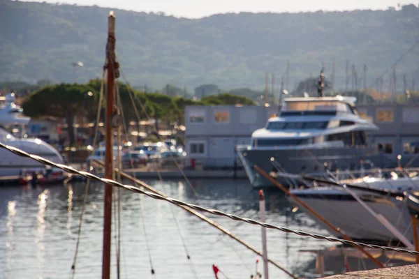 Eine Selektive Aufnahme Von Metalldrähten Hafen Von Saint Tropez — Stockfoto