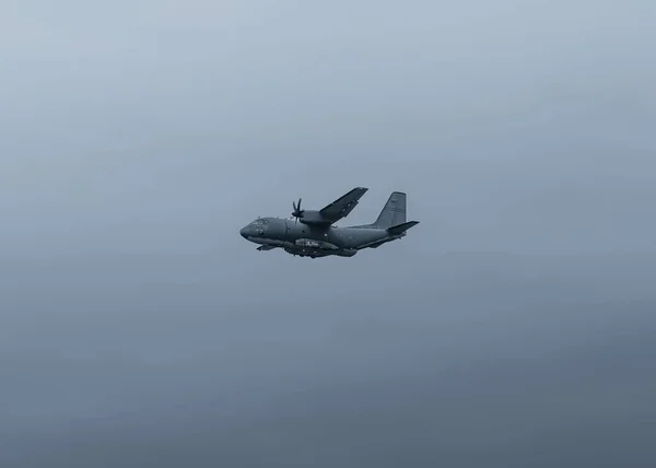 Enorme Aereo Militare Che Vola Nel Cielo — Foto Stock