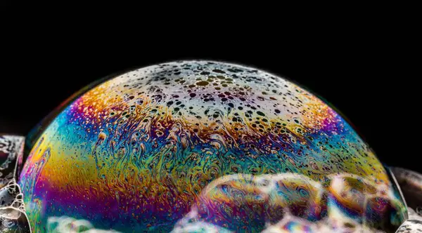 Primer Plano Burbuja Jabón Con Colores Arco Iris Sobre Fondo — Foto de Stock