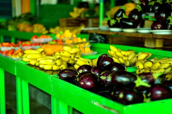 Berinjelas Frescas Banana Exposição Verde Mercado — Fotografia de Stock