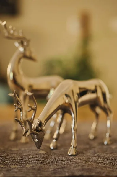 在模糊的背景下垂直拍摄的黄金驯鹿玩具 作为圣诞节的玩具 — 图库照片