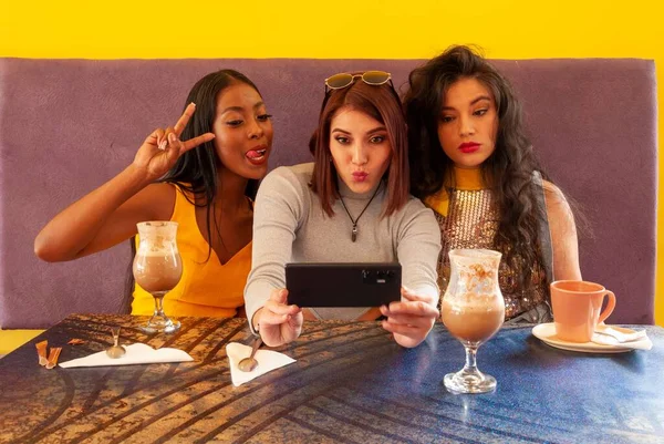 Groupe Trois Amies Dans Café Prenant Des Selfies Amusant — Photo