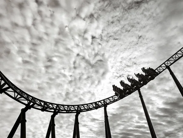 Niski Kąt Widzenia Rollercoaster Tle Nieba Czerni Bieli — Zdjęcie stockowe