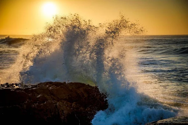 Pohled Mořské Vlny Lámající Skalnatou Pláž Při Západu Slunce — Stock fotografie