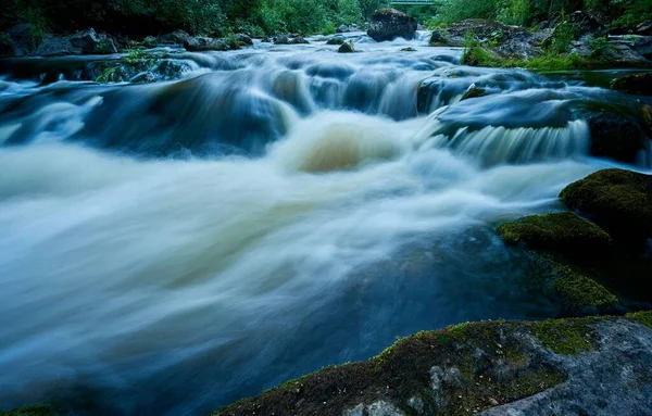 Пенная Река Протекающая Через Большие Скалы Лесу Длительное Воздействие — стоковое фото