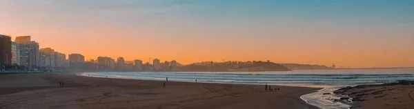 Spanya Nın Asturias Kentindeki Gijon Şehrinin Güzel Günbatımı Önünde Plajlar — Stok fotoğraf