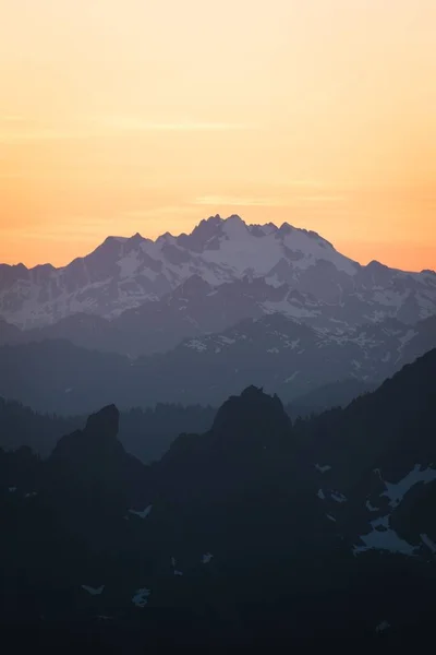 Tiro Vertical Montanhas Rochosas Durante Nascer Sol Floresta Nacional Olímpica — Fotografia de Stock