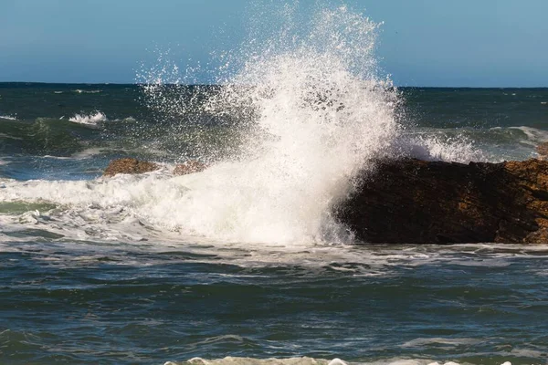 Γαλάζια Κύματα Της Βαθιάς Θάλασσας Πέφτουν Πάνω Στη Βραχώδη Ακτή — Φωτογραφία Αρχείου