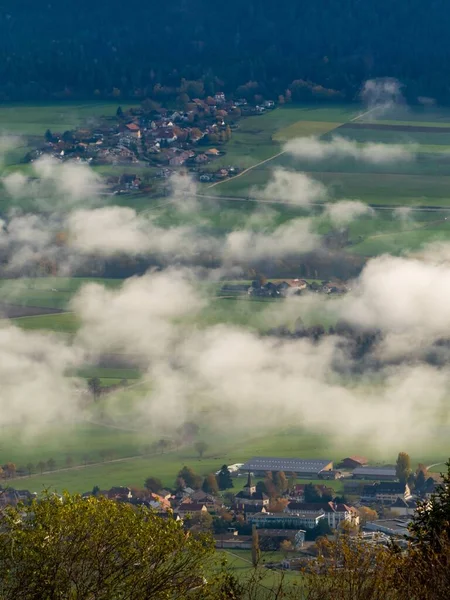 Μια Κάθετη Εναέρια Άποψη Ενός Αστικού Τοπίου Μέσα Από Σύννεφα — Φωτογραφία Αρχείου